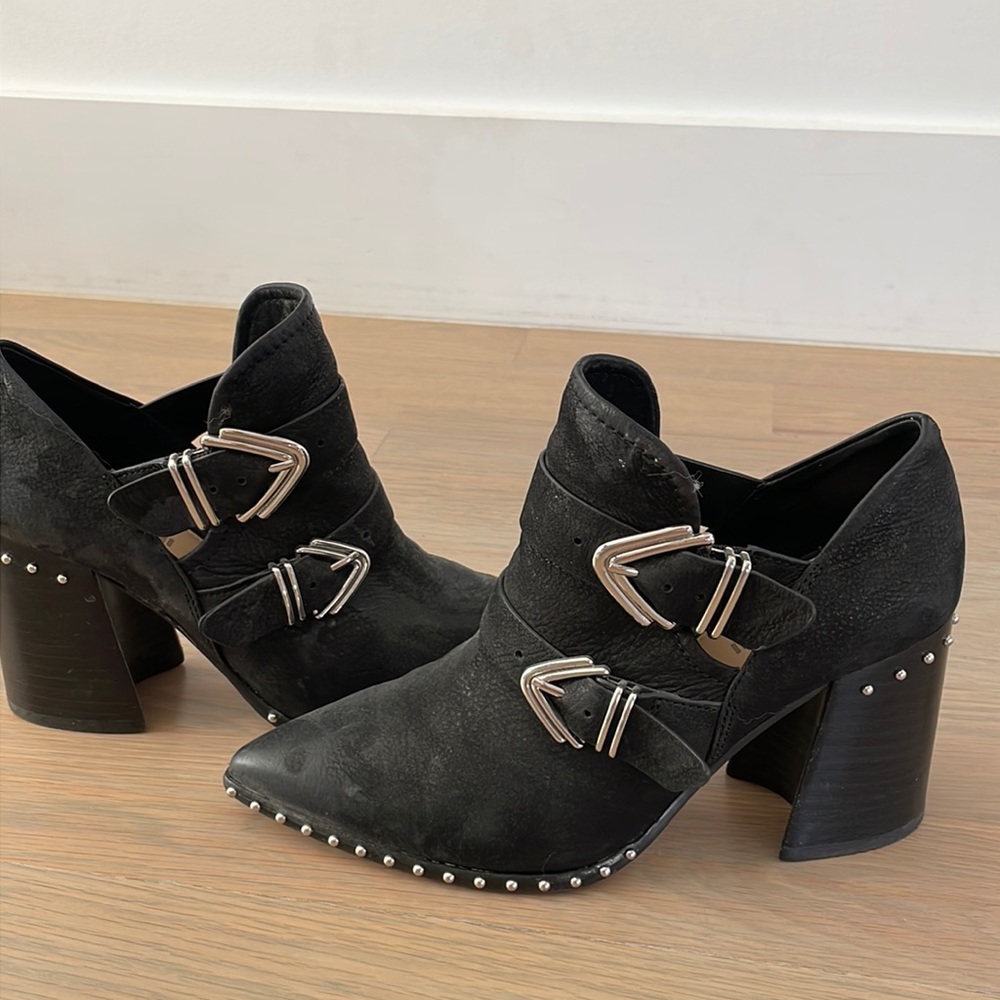 Gianni Bini size 7 booties
